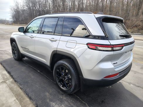 New 2026 Jeep Grand Cherokee Altitude image 7