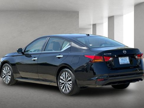 Used 2025 Nissan Altima 2.5 SV FWD image 6