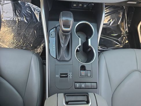 Used 2021 Toyota Highlander XLE FWD image 30