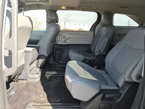 Used 2023 Toyota Sienna XLE image 27