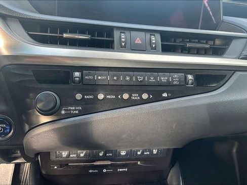 Used 2019 Lexus ES 300h w/ Accessory Package 2 image 30