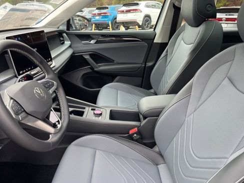 New 2026 Volkswagen Tiguan SE image 9