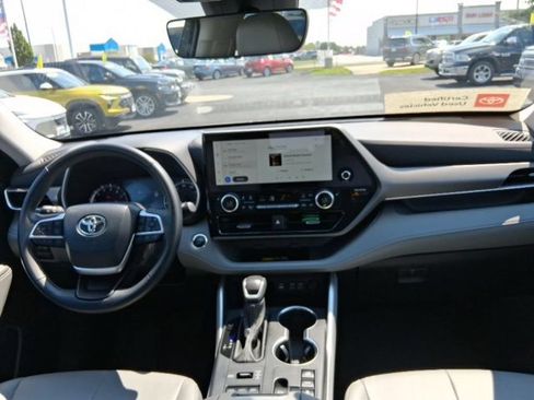 Used 2025 Toyota Highlander XLE AWD/4WD image 18