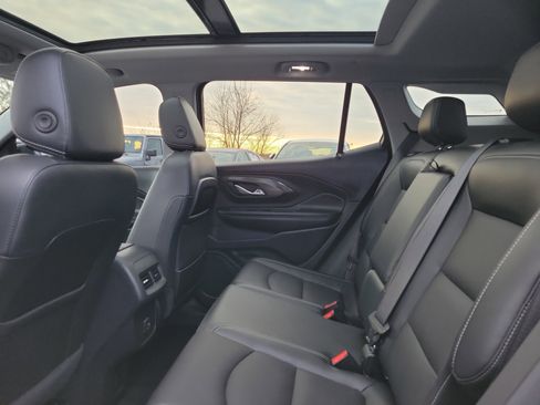 Used 2023 GMC Terrain SLT w/ Elevation Edition image 9