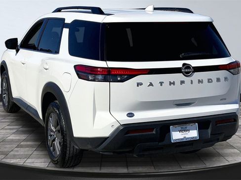 Used 2025 Nissan Pathfinder SV image 7