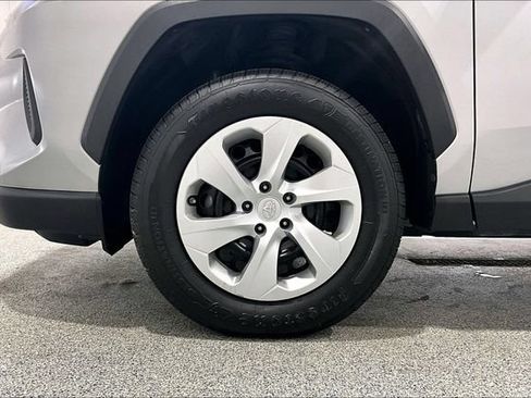 Used 2020 Toyota RAV4 LE AWD/4WD image 40