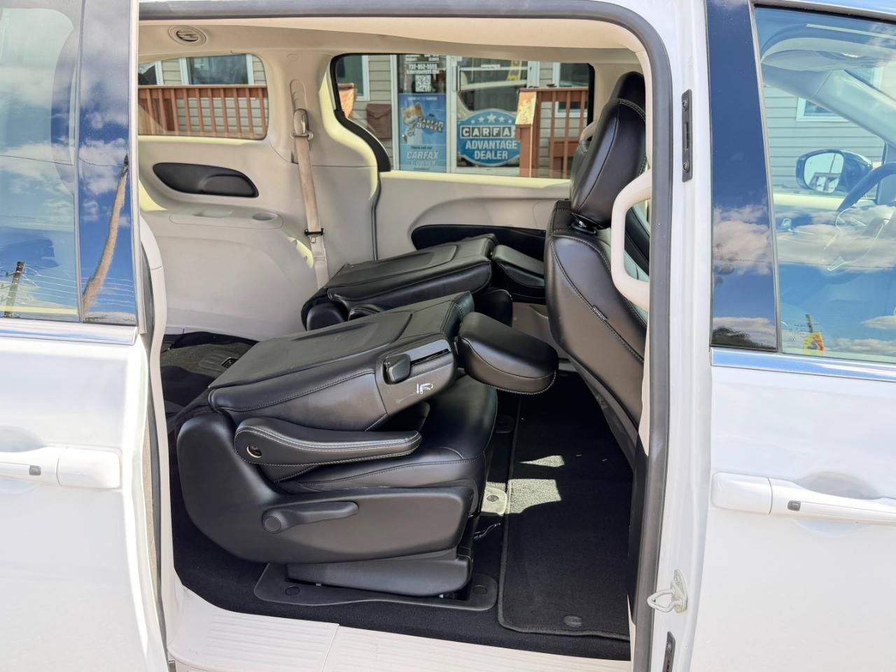 Used 2024 Chrysler Pacifica Limited FWD image 42
