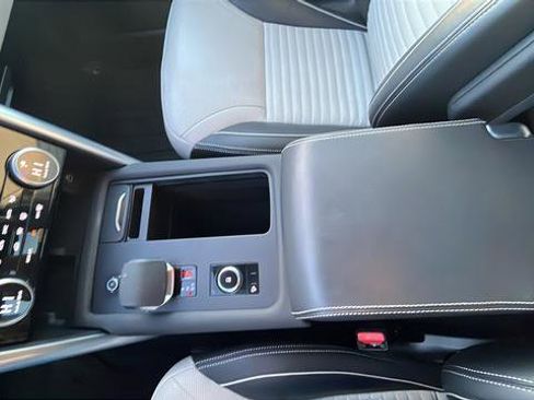 Used 2023 Land Rover Discovery Metropolitan Edition image 17