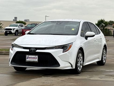 Used 2021 Toyota Corolla LE image 3