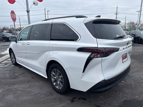 Used 2023 Toyota Sienna LE image 7