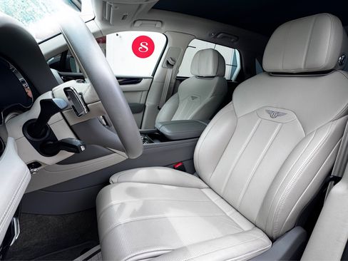 Used 2023 Bentley Bentayga Plug-In Hybrid AWD/4WD image 17