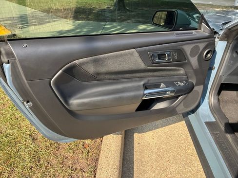 Used 2025 Ford Mustang Coupe RWD image 17