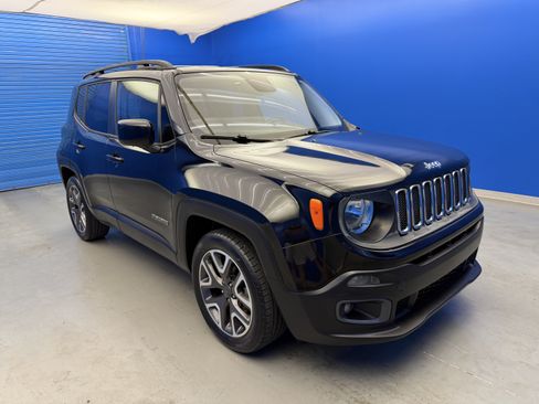 Used 2016 Jeep Renegade Latitude FWD image 2
