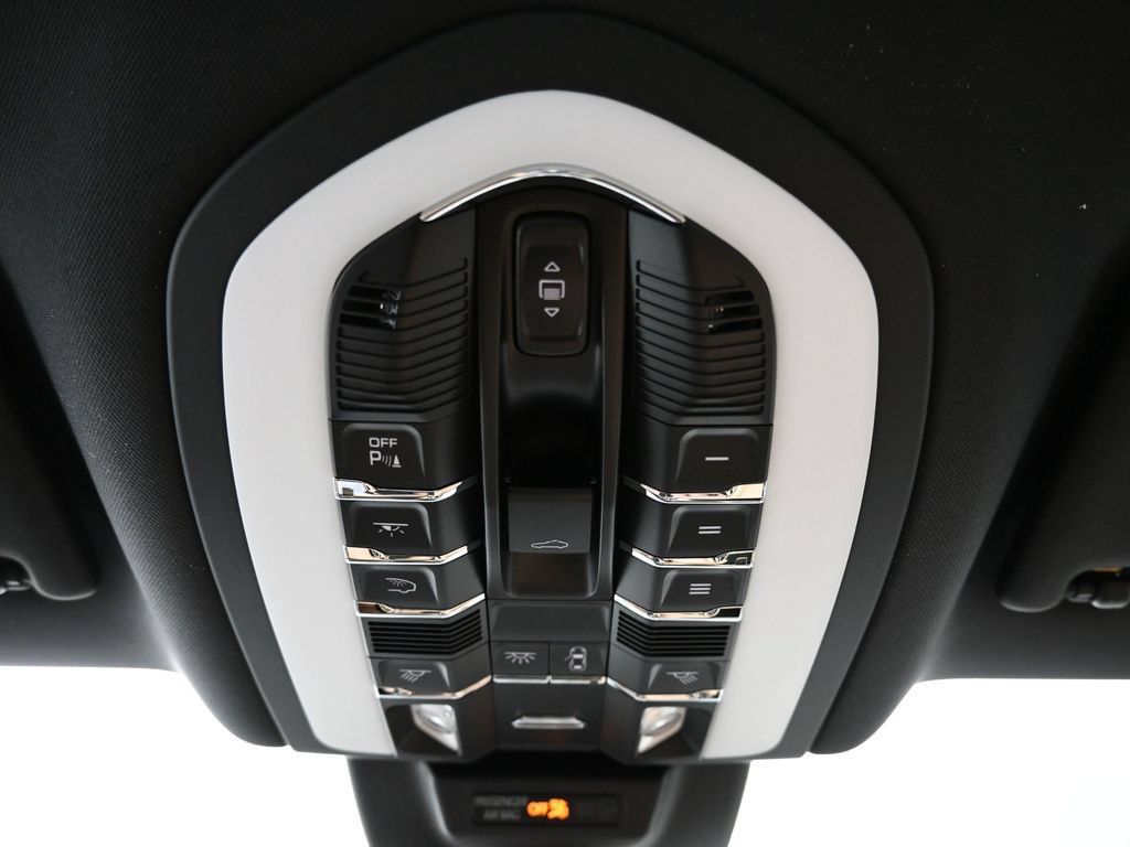 Certified 2026 Porsche Macan AWD/4WD image 10