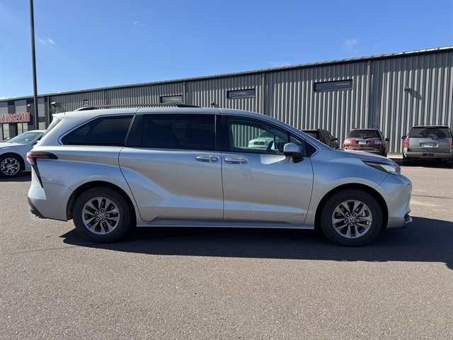 Used 2021 Toyota Sienna LE w/ LE Plus Package AWD/4WD image 3
