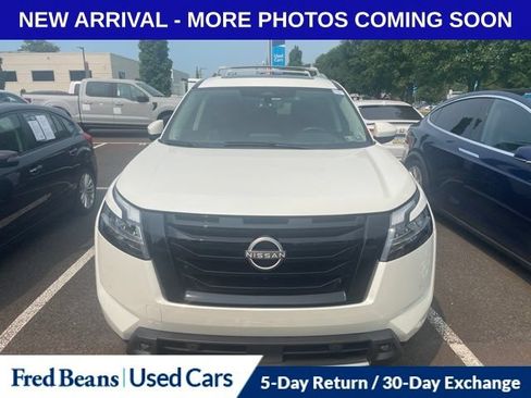 Used 2024 Nissan Pathfinder Platinum w/ Black Appearance Package AWD/4WD image 2
