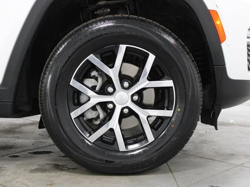 Used 2023 Jeep Grand Cherokee Limited image 12