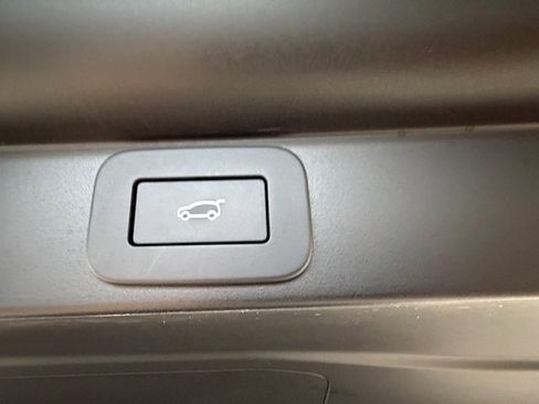 Used 2025 Land Rover Range Rover Long Wheelbase SE image 12