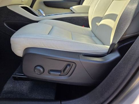 Used 2023 Volvo XC40 B4 Ultimate FWD image 10