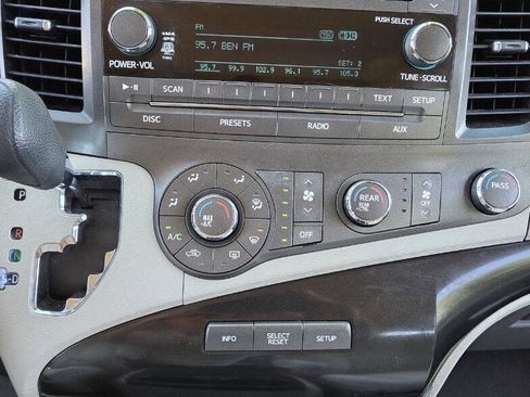 Used 2011 Toyota Sienna LE FWD image 30