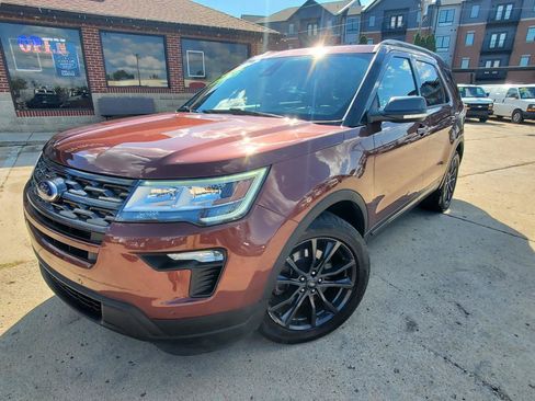 Used 2018 Ford Explorer XLT w/ Equipment Group 202A FWD image 3