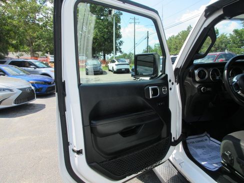Used 2018 Jeep Wrangler Unlimited Sahara AWD/4WD image 9