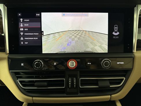 Certified 2025 Porsche Macan image 20