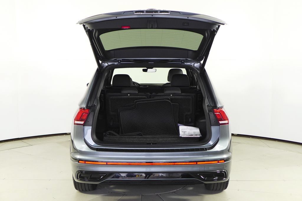 Used 2024 Volkswagen Tiguan SE R-Line FWD image 9