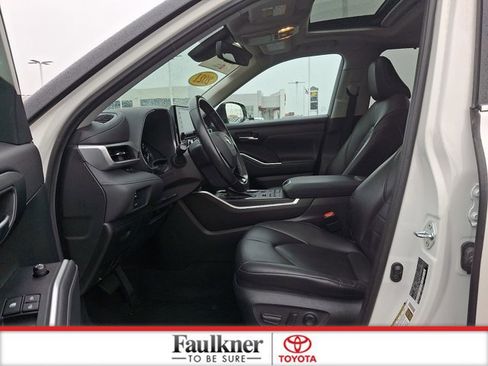 Certified 2021 Toyota Highlander XLE AWD/4WD image 13