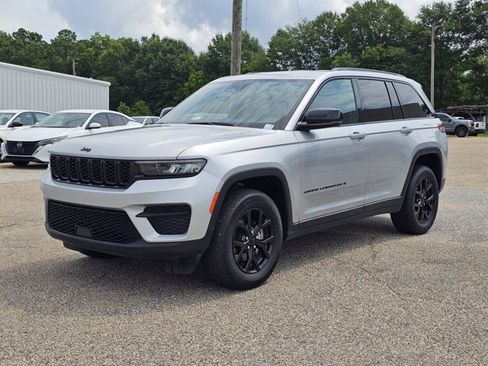 Used 2024 Jeep Grand Cherokee Altitude RWD image 1