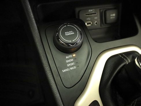 Used 2018 Jeep Cherokee Limited w/ Technology Group image 24