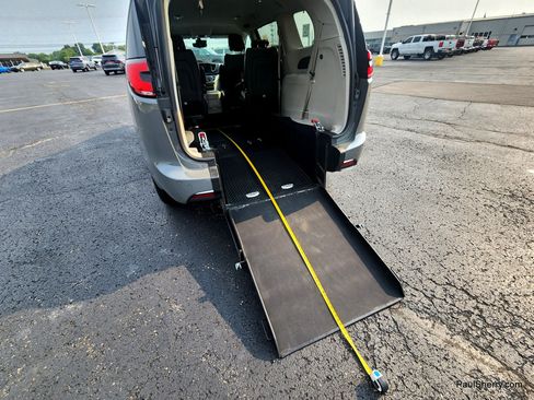 Used 2025 Chrysler Pacifica Select FWD image 4