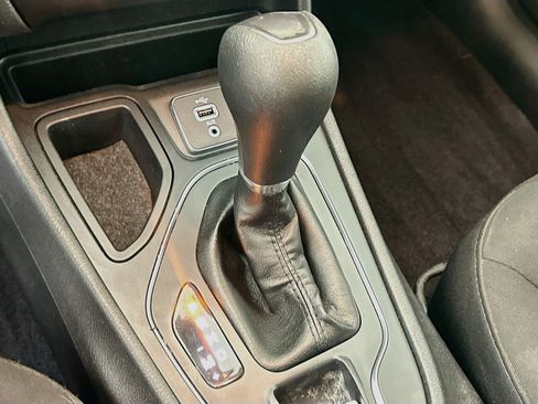 Used 2019 Jeep Cherokee Latitude w/ Popular Appearance Group FWD image 23