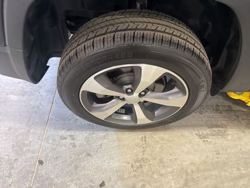 Used 2021 Jeep Cherokee Limited w/ Elite Package image 7