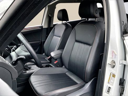 Used 2024 Volkswagen Tiguan SE image 19