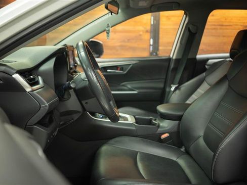 Used 2022 Toyota RAV4 XLE Premium AWD/4WD image 9