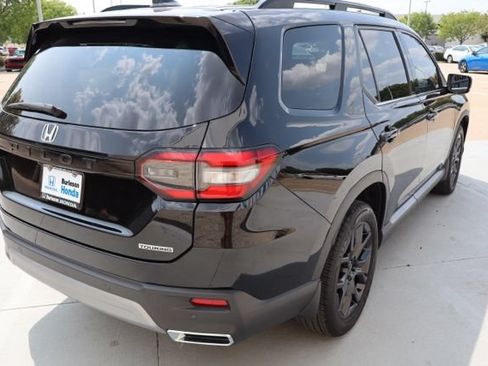 Used 2025 Honda Pilot Touring image 7