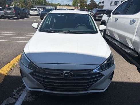 Used 2020 Hyundai Elantra SE w/ Cargo Package (C1) FWD image 2