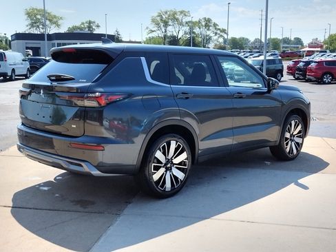 New 2025 Mitsubishi Outlander SE image 19