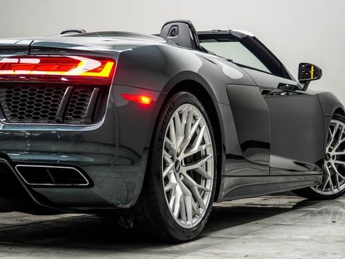 Used 2017 Audi R8 V10 w/ Carbon Exterior Package image 25