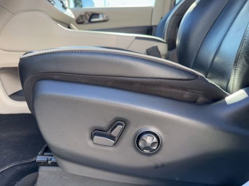 Used 2023 Chrysler Pacifica Limited FWD image 21