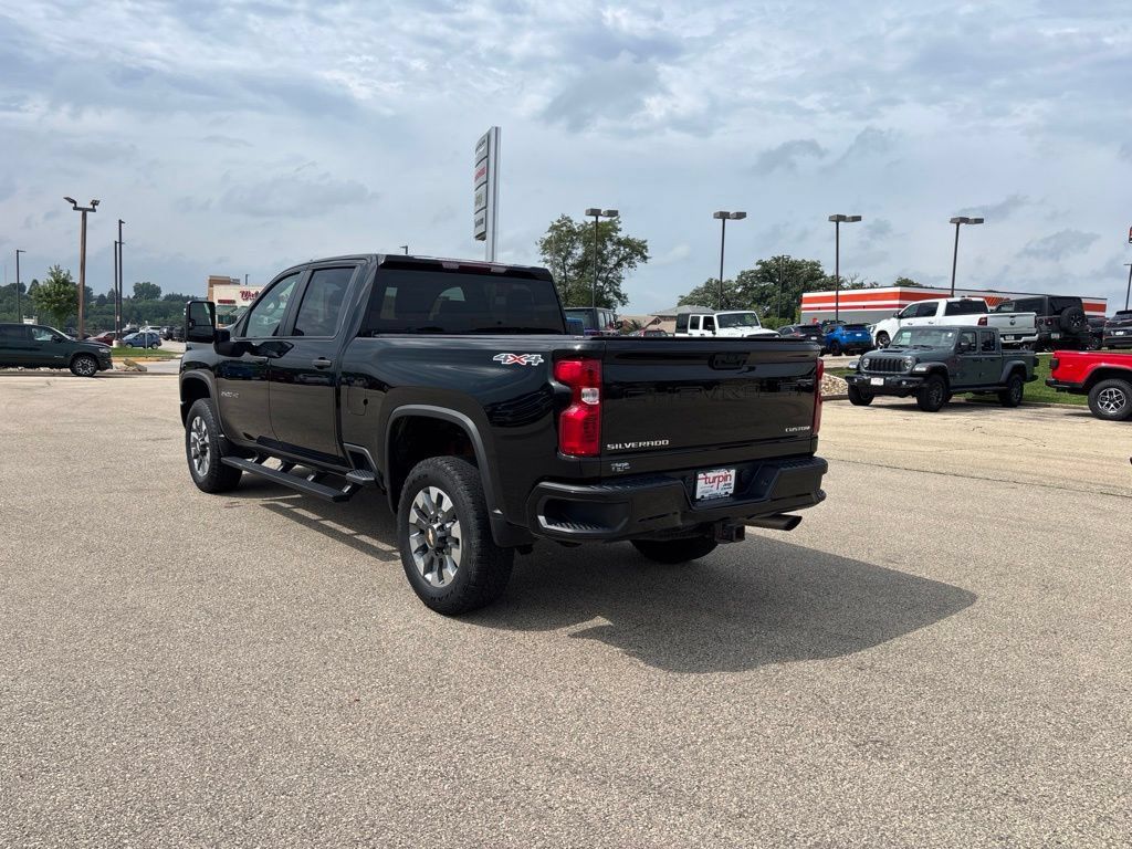 Used 2022 Chevrolet Silverado 2500 Custom w/ Custom Value Package AWD/4WD image 3