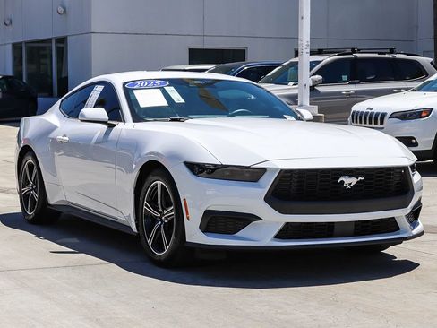 Used 2025 Ford Mustang Coupe RWD image 3