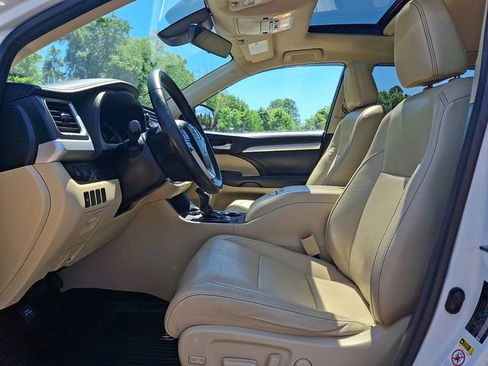 Used 2018 Toyota Highlander XLE AWD/4WD image 14