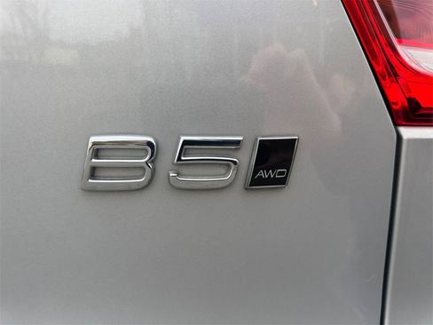 Certified 2025 Volvo XC40 B5 Plus image 9