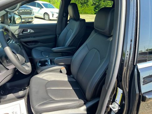 New 2027 Chrysler Pacifica Select AWD/4WD image 26