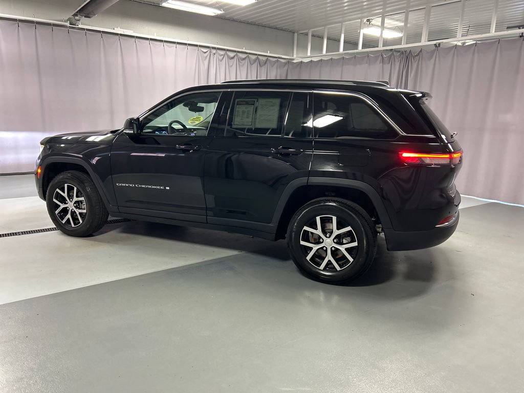 Used 2024 Jeep Grand Cherokee Limited AWD/4WD image 4