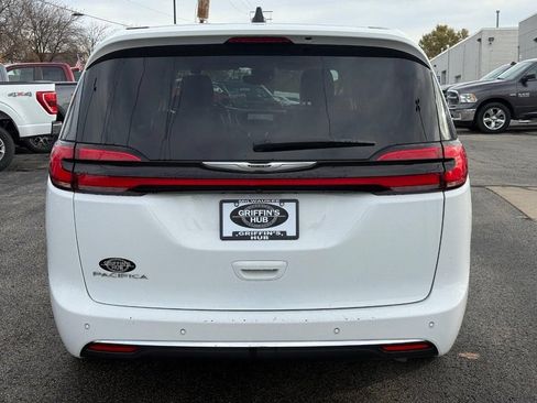 Used 2024 Chrysler Pacifica Touring-L FWD image 5