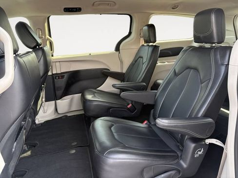 Used 2024 Chrysler Pacifica Touring-L FWD image 13