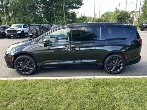 Used 2023 Chrysler Pacifica Touring-L w/ S Appearance Package AWD/4WD image 5